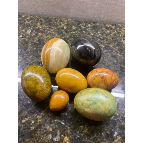 Lote de ovos decorativos de pedra esculpida 7 peças.