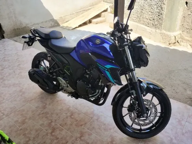 Vendo FZ25 flex Baixa Km 2024 Racing Blue - revisões em concessionária