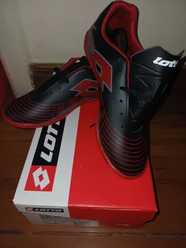 Chuteira Lotto indoor preto/vermelho tamanho 38