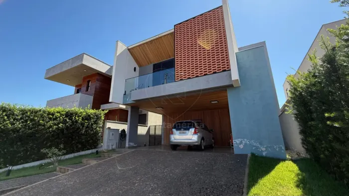 Casa à Venda no Condomínio Paysage Araguá com 3 suítes em Londrina