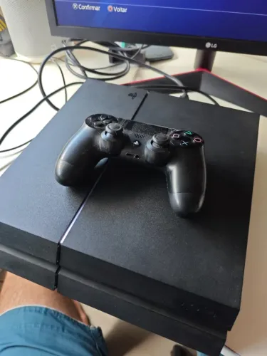 PS4 500gb, 1 controle e 6 jogos físicos. Da para desbloquear! Negocio valor.