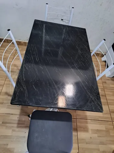 Mesa de 4 lugares em perfeita condição. 