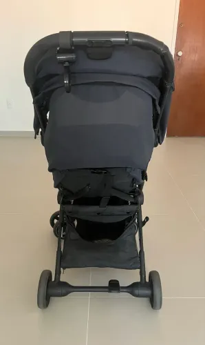 Carrinho de bebê compacto Maxi Cozi azul marinho
