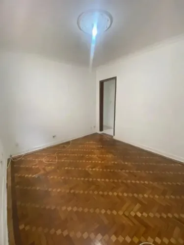 Apartamento reformado com 02 dormitórios na Av. Affonso Penna em Santos / SP