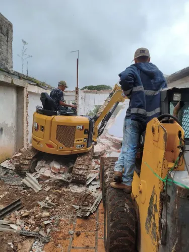Máquinas para fazer limpeza e escavação 
