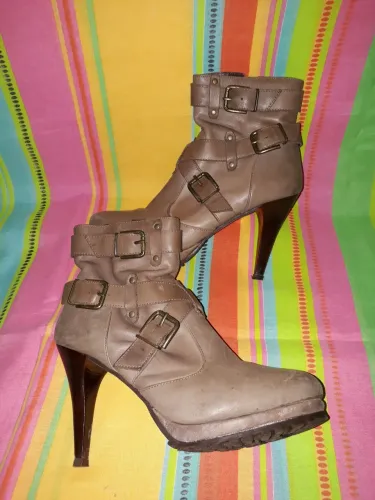 Saltos, Scarpin, Bota e Nobuck semi novos.
