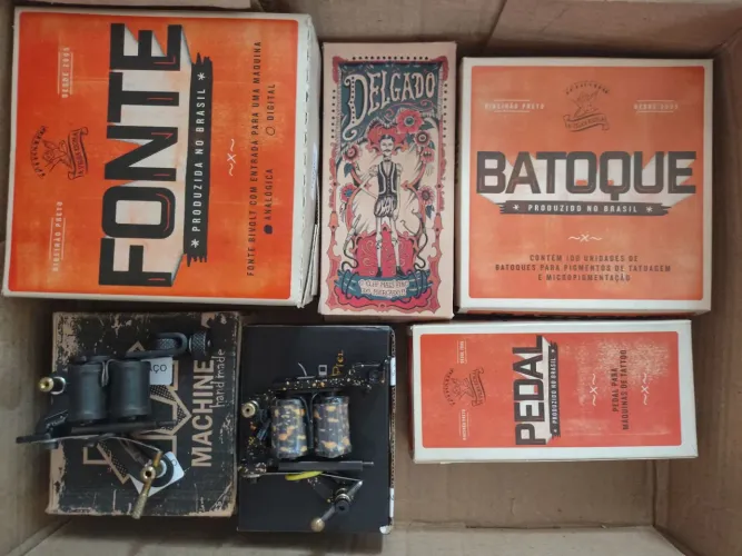 Máquinas e utensílios de tatuagem 