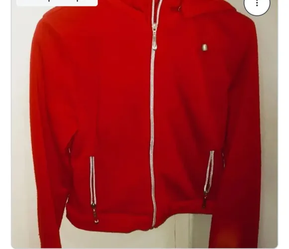 Jaqueta vermelha com capuz blusa