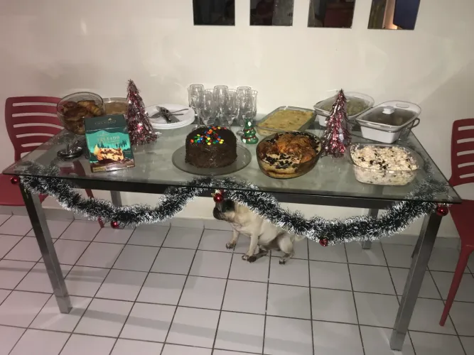 Mesa de jantar (sem as cadeiras) seis lugares base em ferro com tampo de vidro