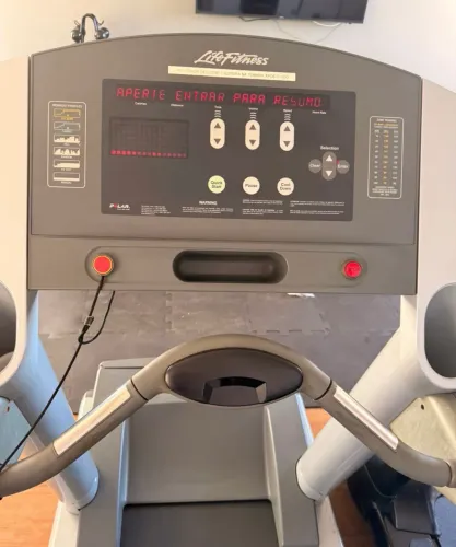 Esteira Life fitness