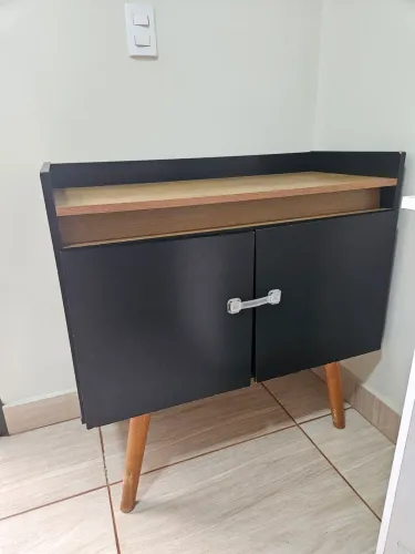 Aparador Estilo retrô portas com espaço interno amplo para armazenamento.
