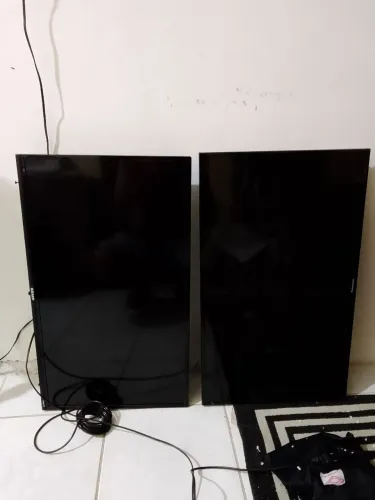 Uma TV Panasonic não é smart 32 polegadas e outra TV Semp Toshiba 32 polegadas p