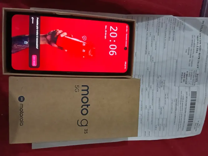 Vendo um celular Moto G35 semi novo, carregador original, nota fiscal.