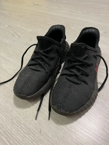 Yeezy 350 V2 (Preto/Vermelho) - Réplica Premium - Tam 38