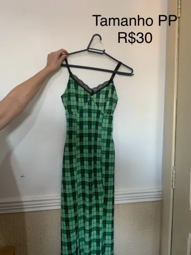 vestido longo com fenda na lateral 