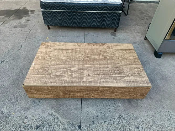 Mesa de centro grande em MDF semi-nova conservada 