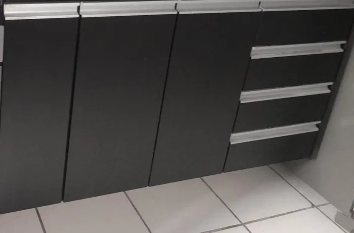 Vendo gabinete de cozinha com gavetas e porta tempero
