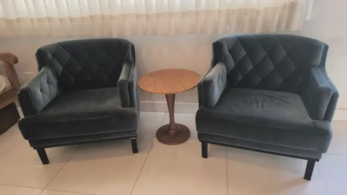 2 Poltronas Chinille + 1 mesinha madeira