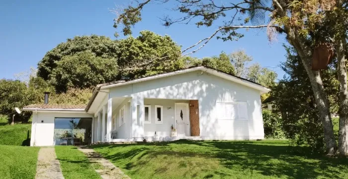 Casa com amplo terreno, no bairro Pirago