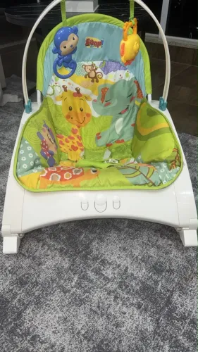 Cadeirinha toca música e vibra