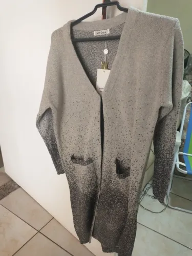 Casaco IMPORTADO, semi longo cinza claro com prateado, com 2 bolsos, novo (com etiqueta).