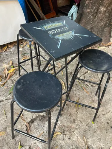 Mesas de ferro com banquetas 