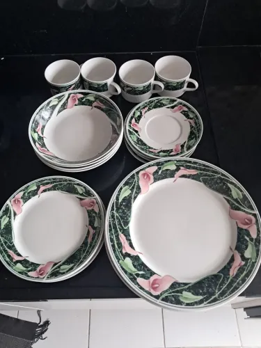 Vendo conjunto de porcelana chinesa da Gibson Trumps com 20 pçs nunca usadas.