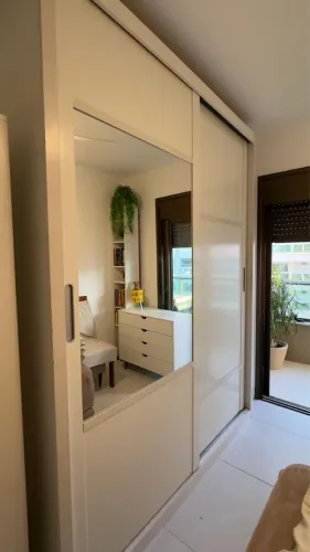 Guarda-Roupa Branco 2 Portas de Correr + Espelho | 4 Gavetas