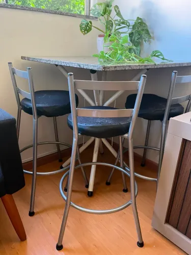 Mesa com 4 banquetas