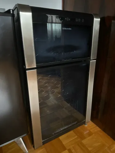Adega Electrolux ACD28 - Dupla Zona de Temperatura