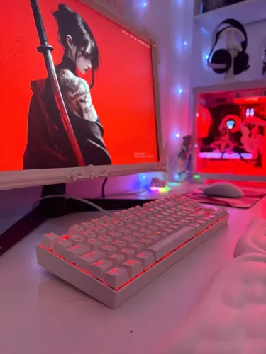 Teclado Mecânico Redragon Branco, modelo Kumara