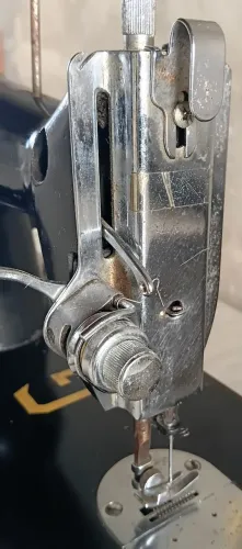 VENDO MÁQUINA DE COSTURA ELÉTRICA GLÓRIA COM RETRÔ, MANUTENÇÃO EM DIAS E REVISADA.