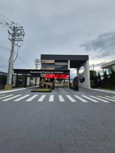 LINDA CASA TÉRREA, NOVA, LAZER COM PISCINA E ÁREA GOURMET, CONDOMÍNIO FECHADO BEM LOCALIZA