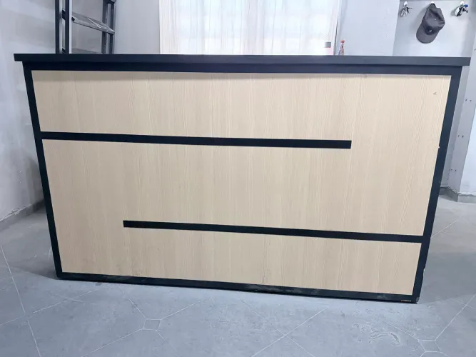 BALCÃO DE ATENDIMENTO EM MDF + EXPOSITOR DE VIDRO