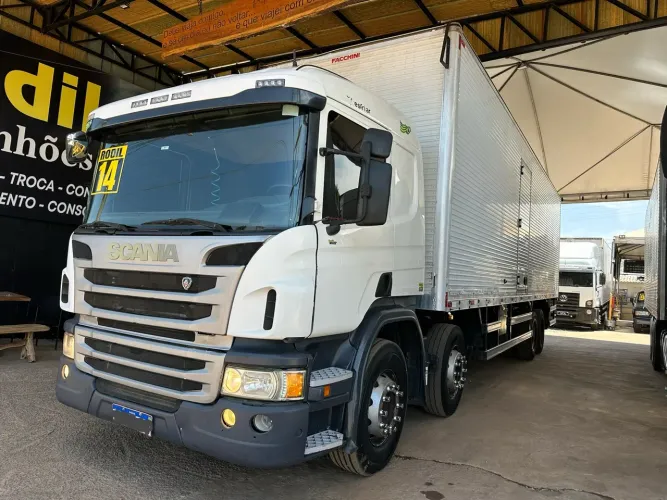 Scania ano:2014 baú de 10.5mt assoalho na chapa