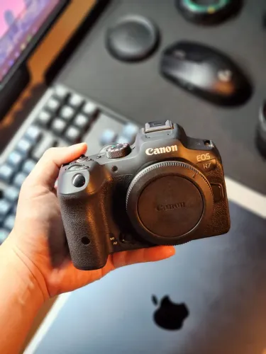 Câmera Canon EOS R7 - Somente corpo, com bateria, strap, caixa e manual
