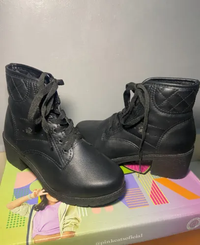 Vendo Bota número 30 usada apenas 3 vezes 