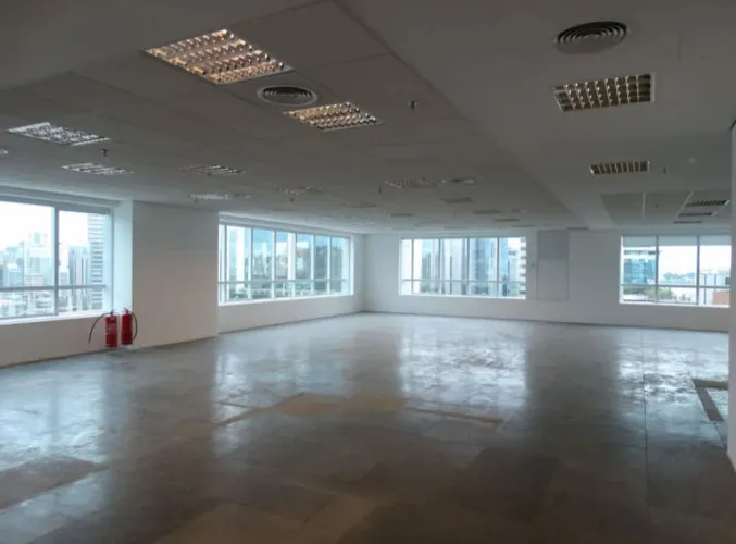 Sala comercial na Rua Surubim, 577 - Cj. 143  157 m²