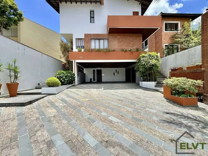 Casa em Condomínio Fechado na Granja Viana, Cotia | 4 Quartos, Piscina e Lazer
