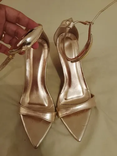 Vende se sandália nova