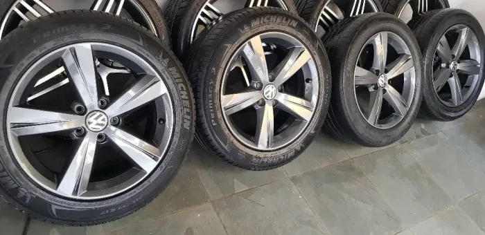 Jogo de rodas 17 + pneus Michelin (Impecáveis)