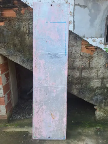 Mesa pinho e tampo de alumínio 
