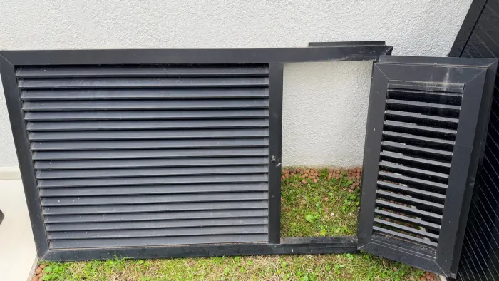 Portão de alumínio 1,39m x 84cm reforçado com portinhola