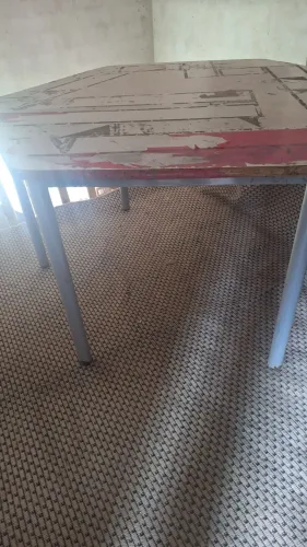 Mesa escolar ferro e madeira