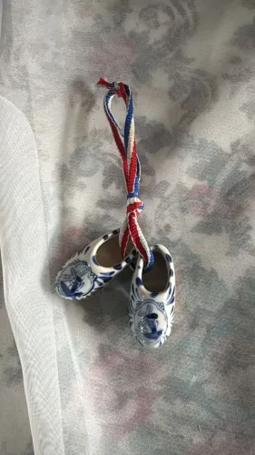 Par de sapatinhos holandeses 4cm em porcelana