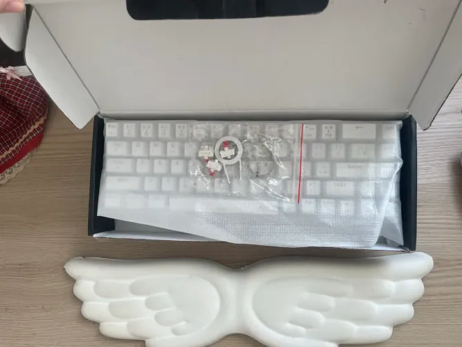 TECLADO MECANINCO BRANCO RGB 65% switch red (60% com setinhas)