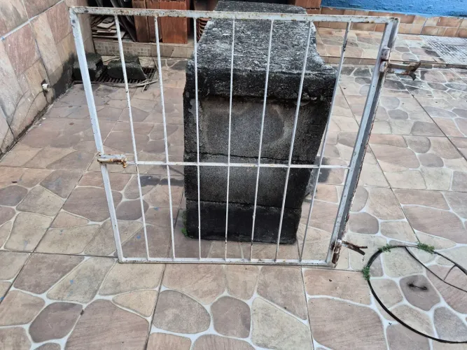 Portão de ferro pequeno