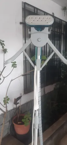 Passadeira a Vapor Electrolux GST10, eletroportátil na cor branca e verde-água, com cabide