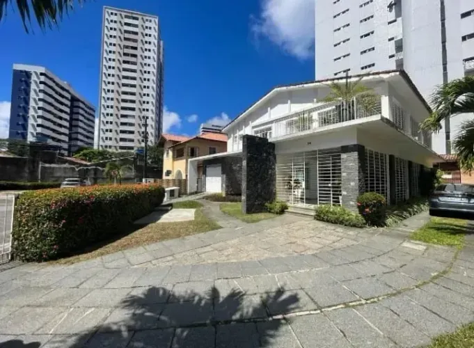 Casa de Alto Padrão nos Aflitos com 461m²