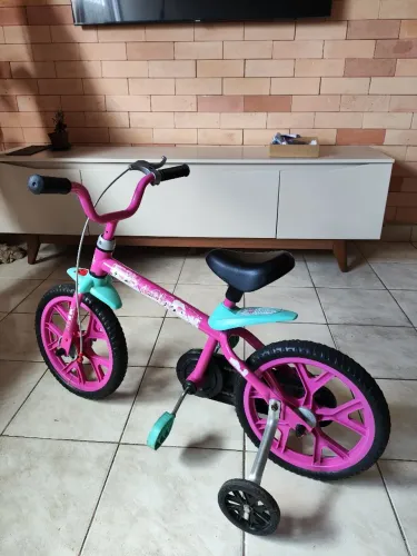 Bicicleta aro 16 Rosa Infantil Marca LOL com Rodinhas